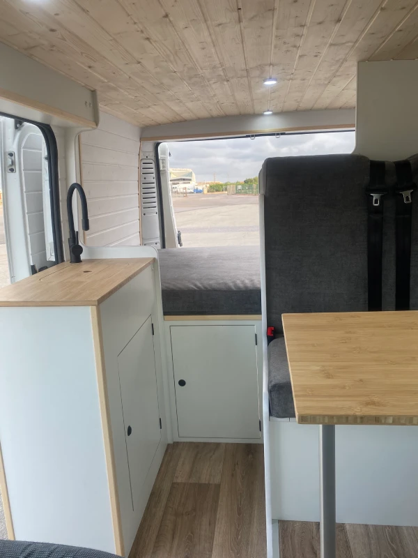 Imagen del interior de una de las camperizaciones de stvans